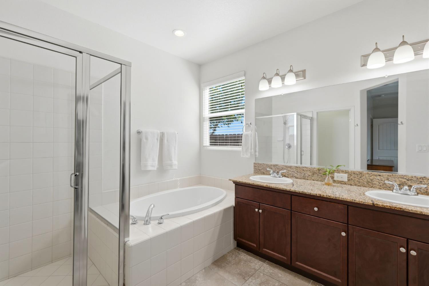1383 E Donnybrook Pl, Hanford, CA 93230