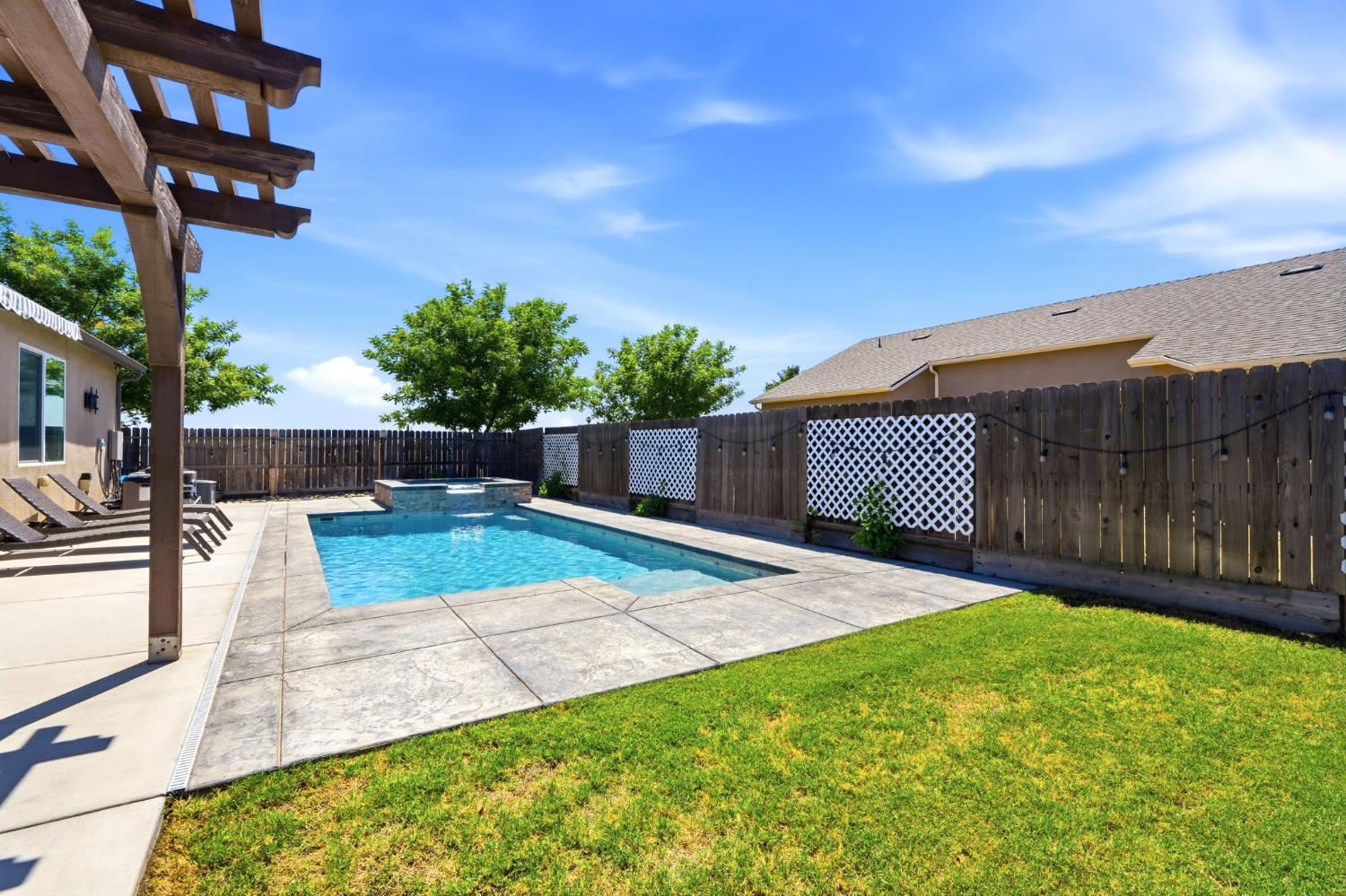 1383 E Donnybrook Pl, Hanford, CA 93230