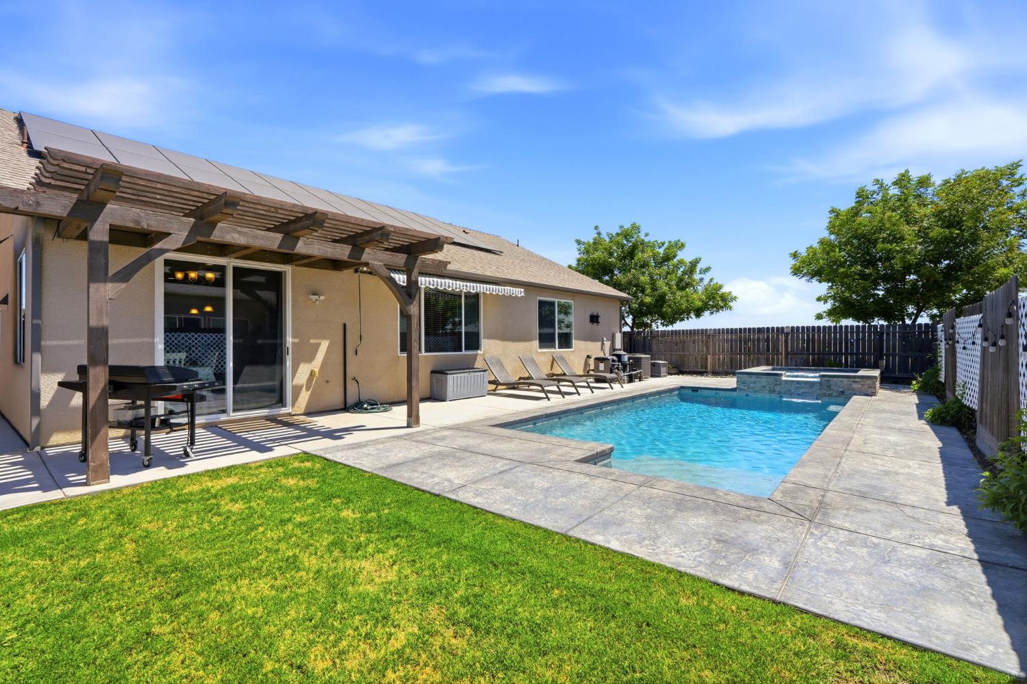 1383 E Donnybrook Pl, Hanford, CA 93230