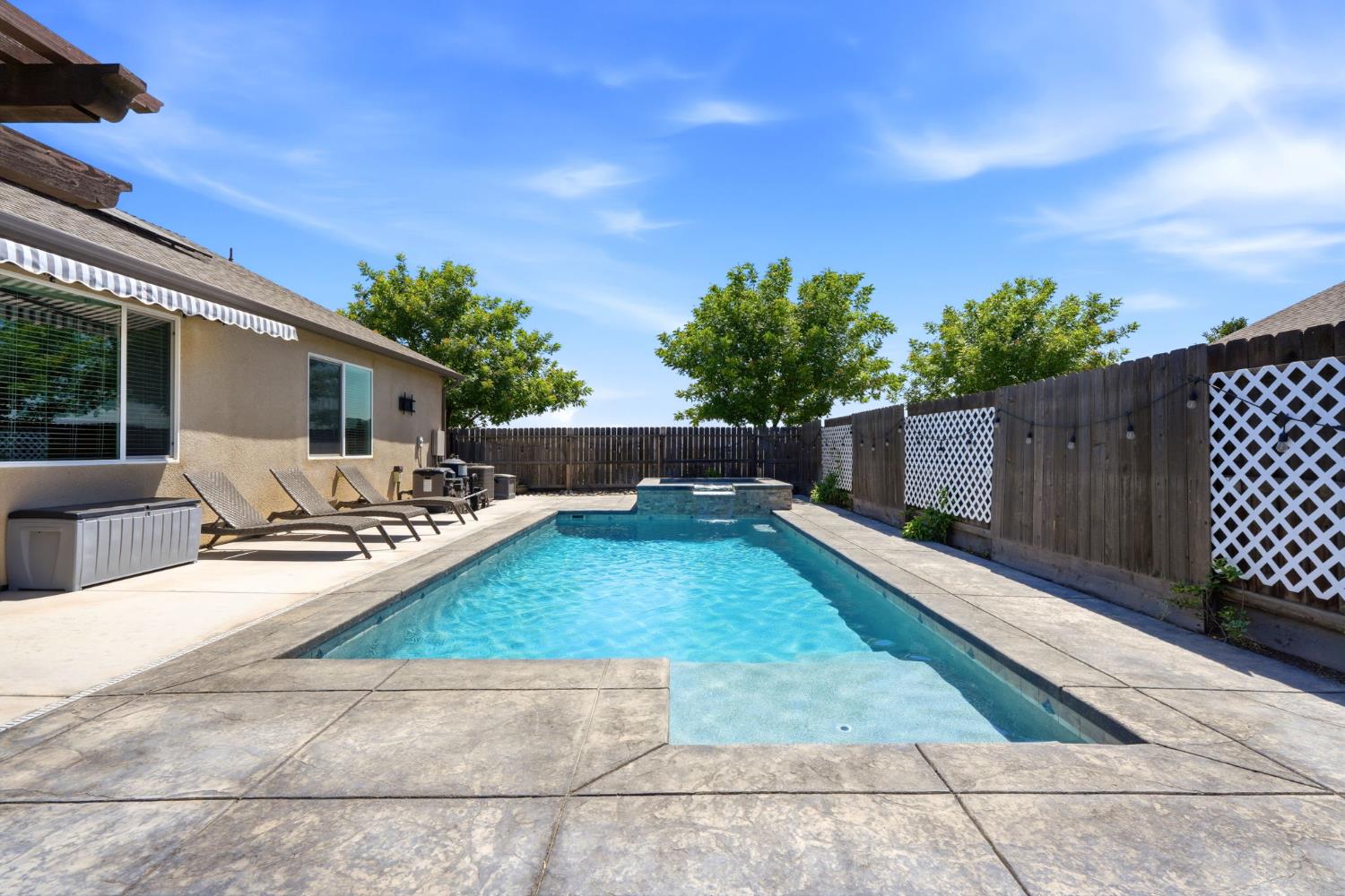 1383 E Donnybrook Pl, Hanford, CA 93230
