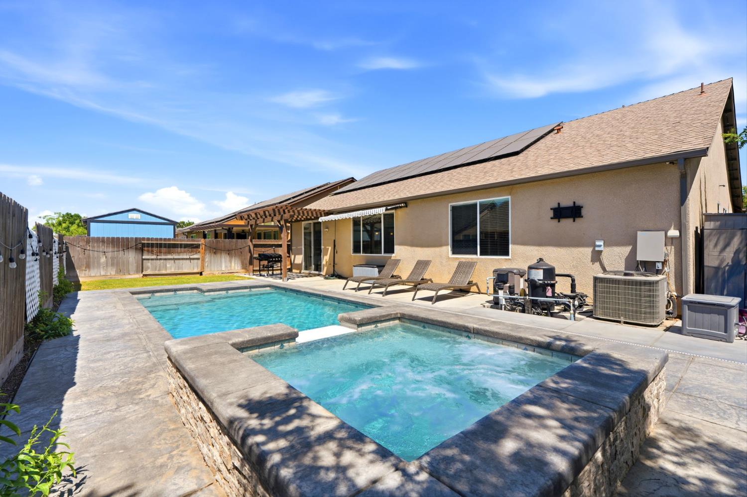 1383 E Donnybrook Pl, Hanford, CA 93230