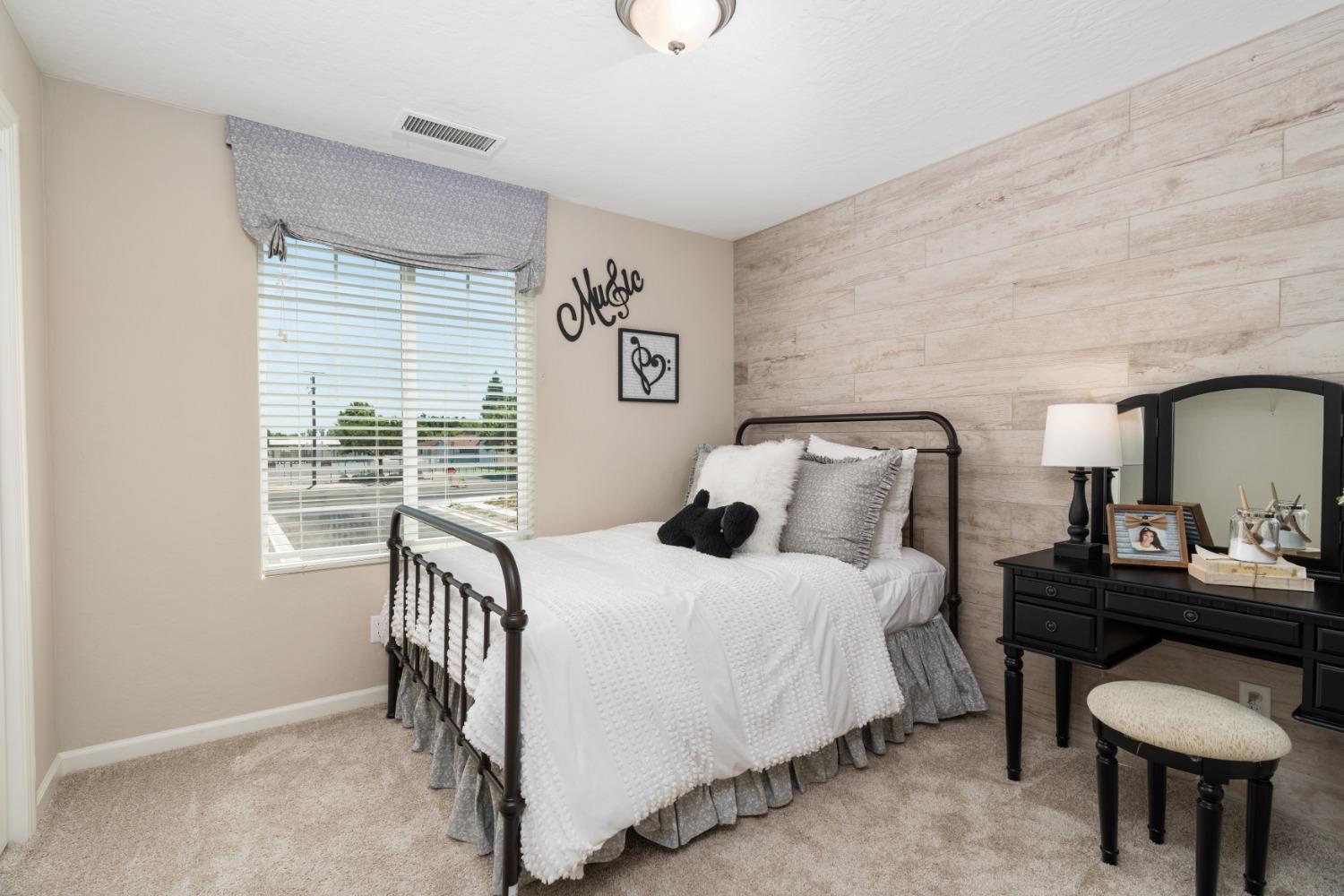 1942 N Arroyo Ave, Fresno, CA 93727