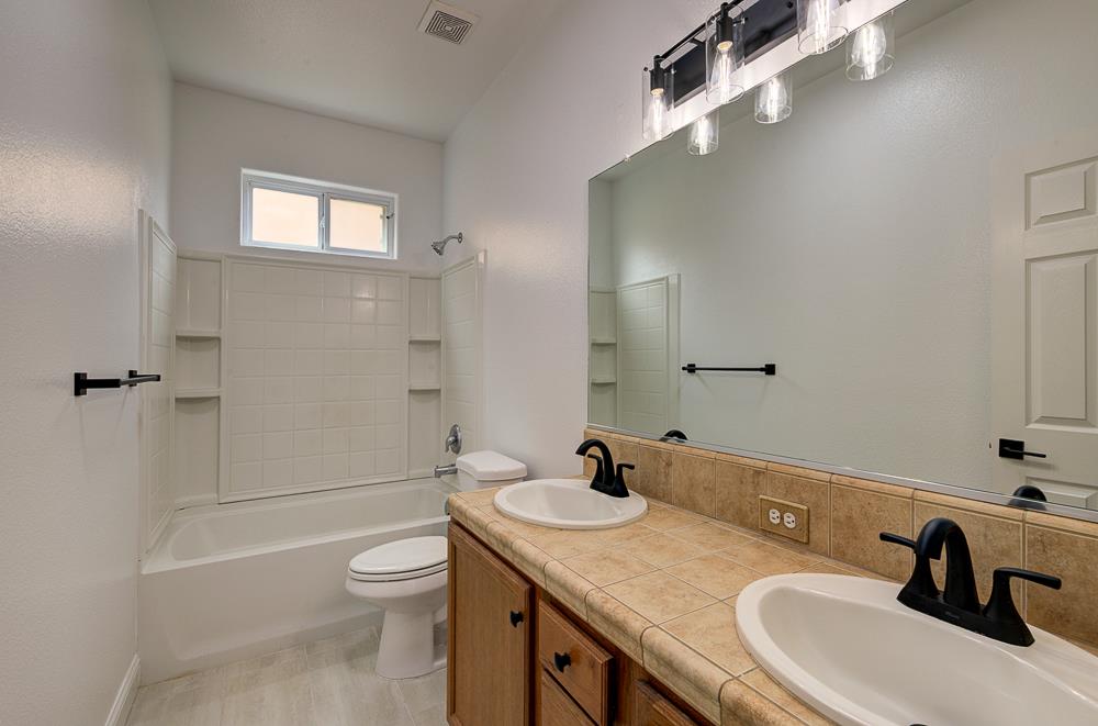5048 W Brown Ave, Fresno, CA 93722