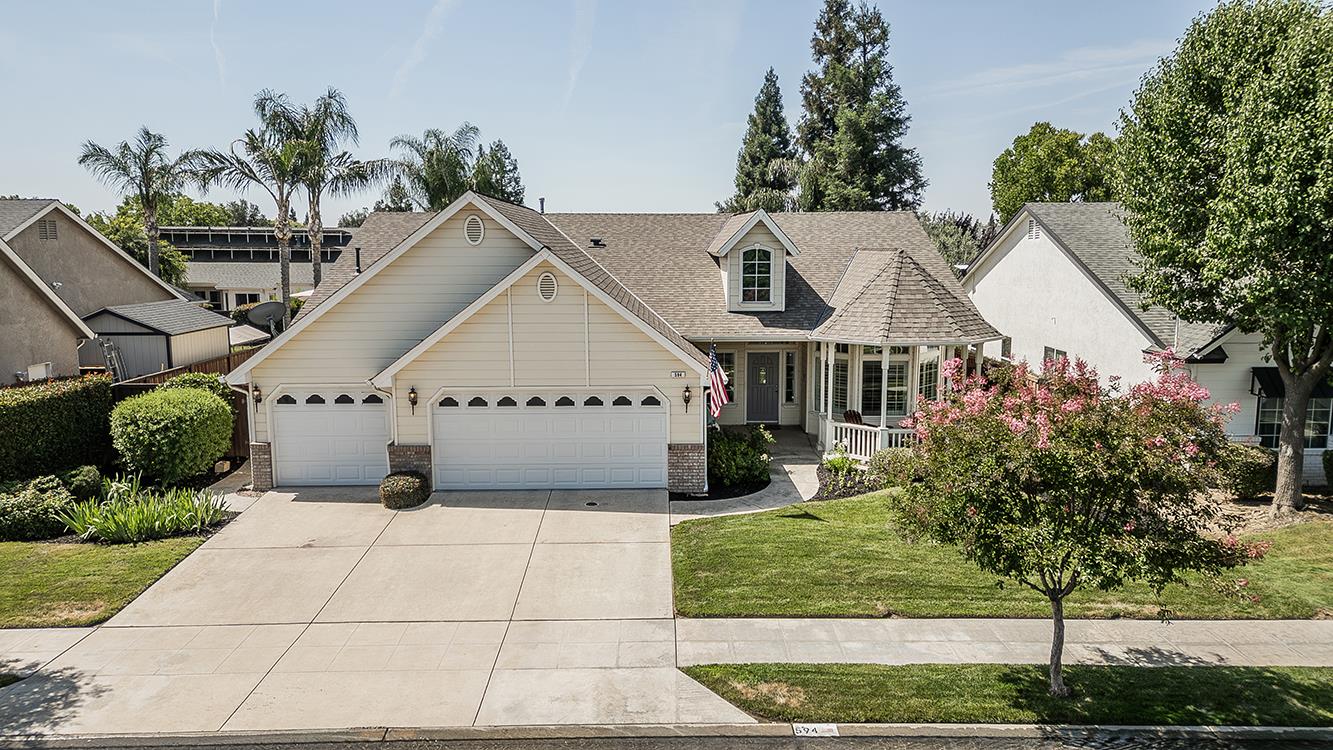 594 Loyola Ave, Clovis, CA 93619