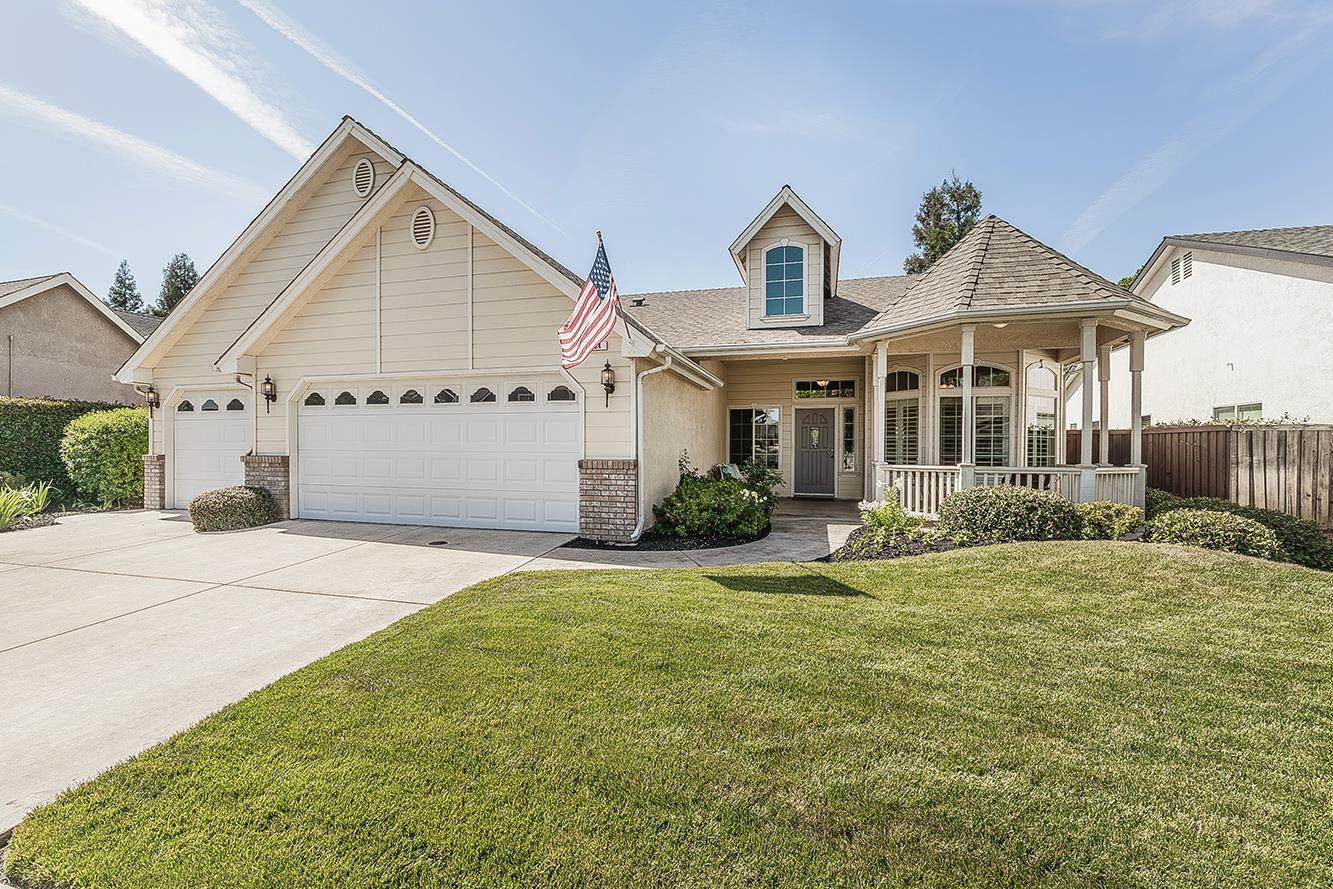 594 Loyola Ave, Clovis, CA 93619