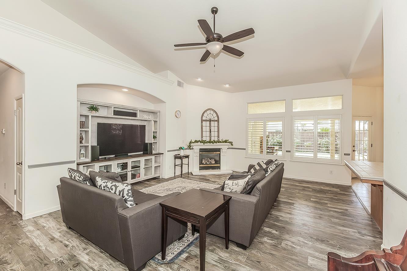 594 Loyola Ave, Clovis, CA 93619