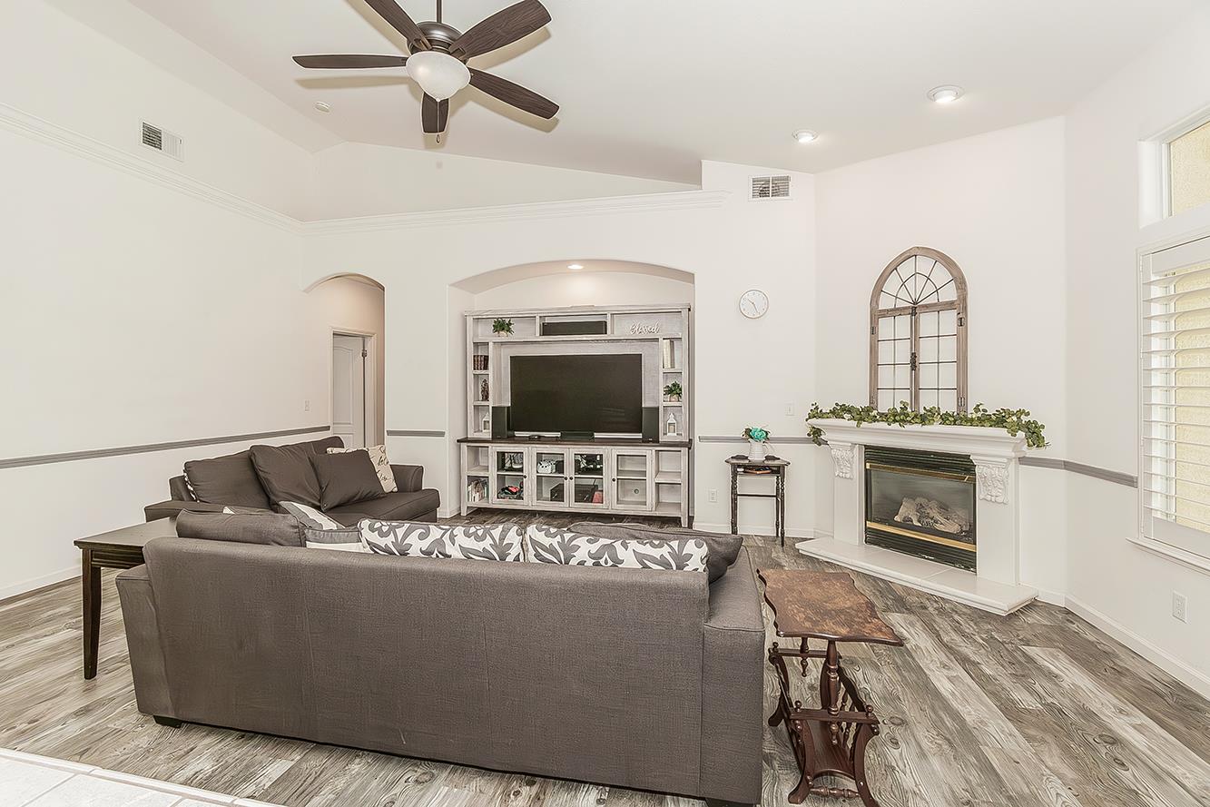 594 Loyola Ave, Clovis, CA 93619