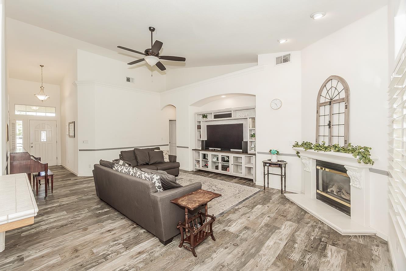 594 Loyola Ave, Clovis, CA 93619