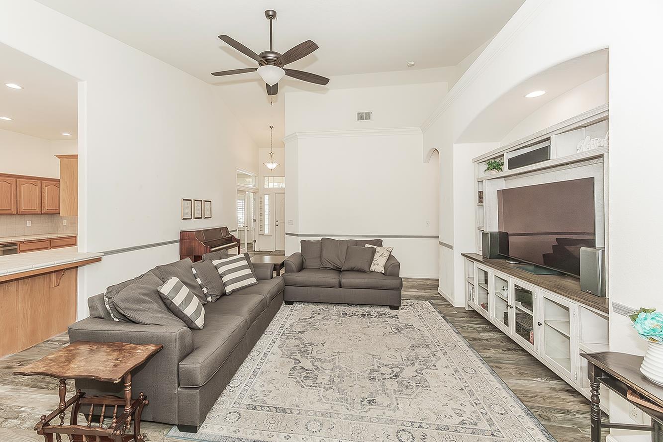 594 Loyola Ave, Clovis, CA 93619