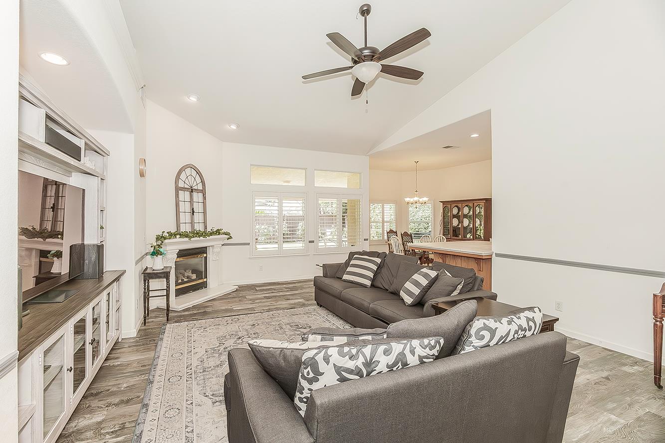 594 Loyola Ave, Clovis, CA 93619