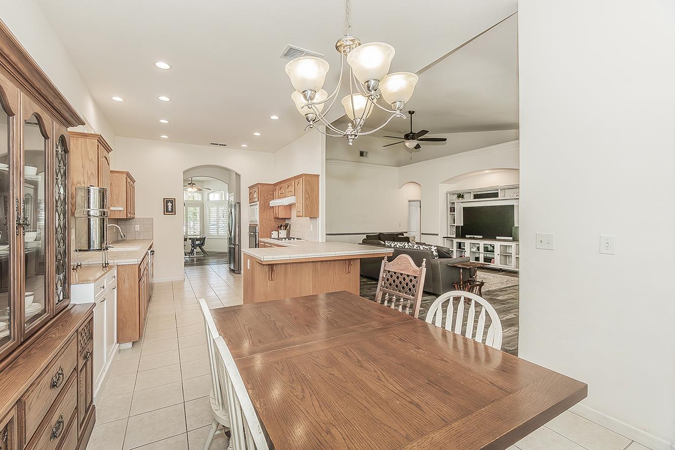 594 Loyola Ave, Clovis, CA 93619