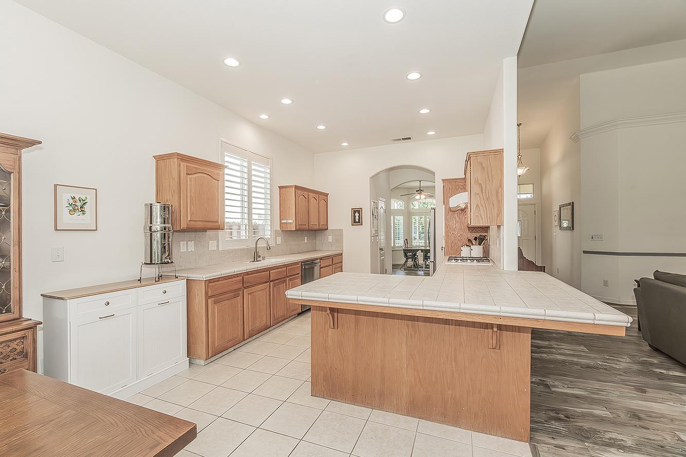 594 Loyola Ave, Clovis, CA 93619