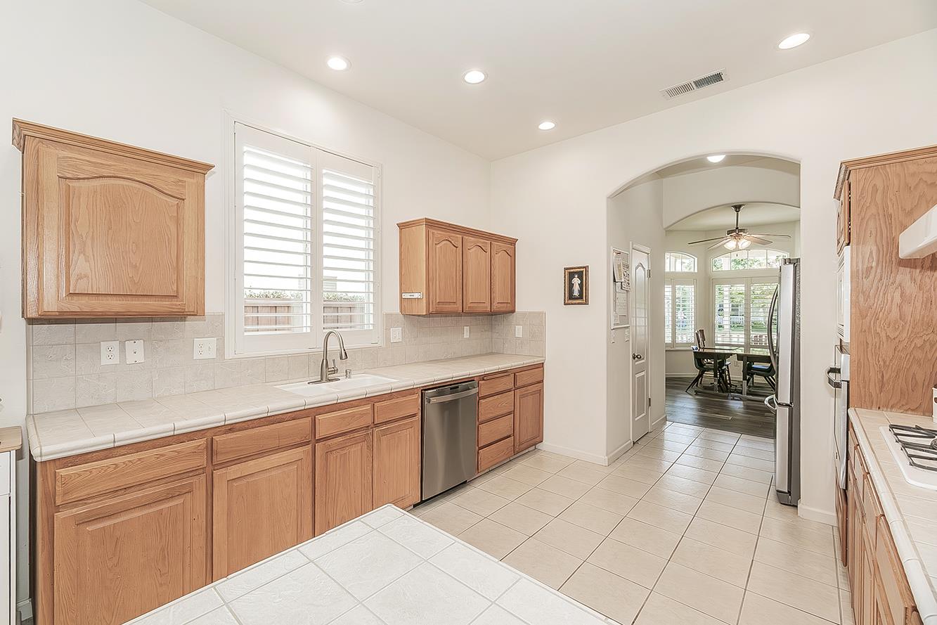 594 Loyola Ave, Clovis, CA 93619