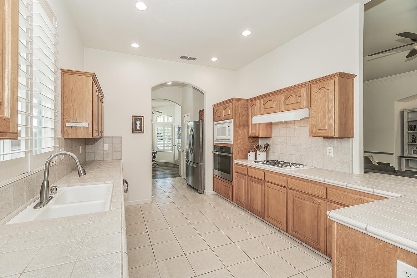 594 Loyola Ave, Clovis, CA 93619