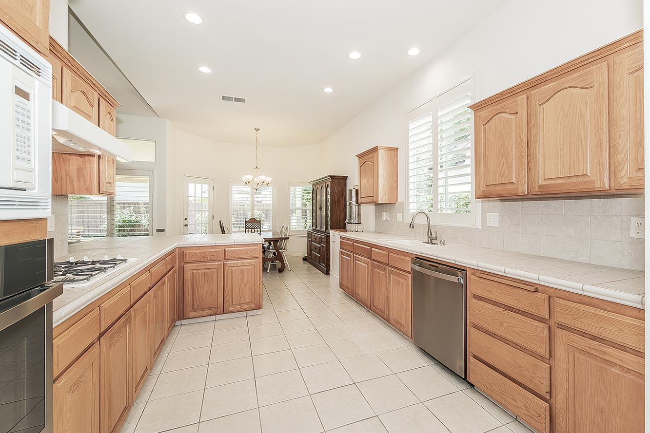 594 Loyola Ave, Clovis, CA 93619