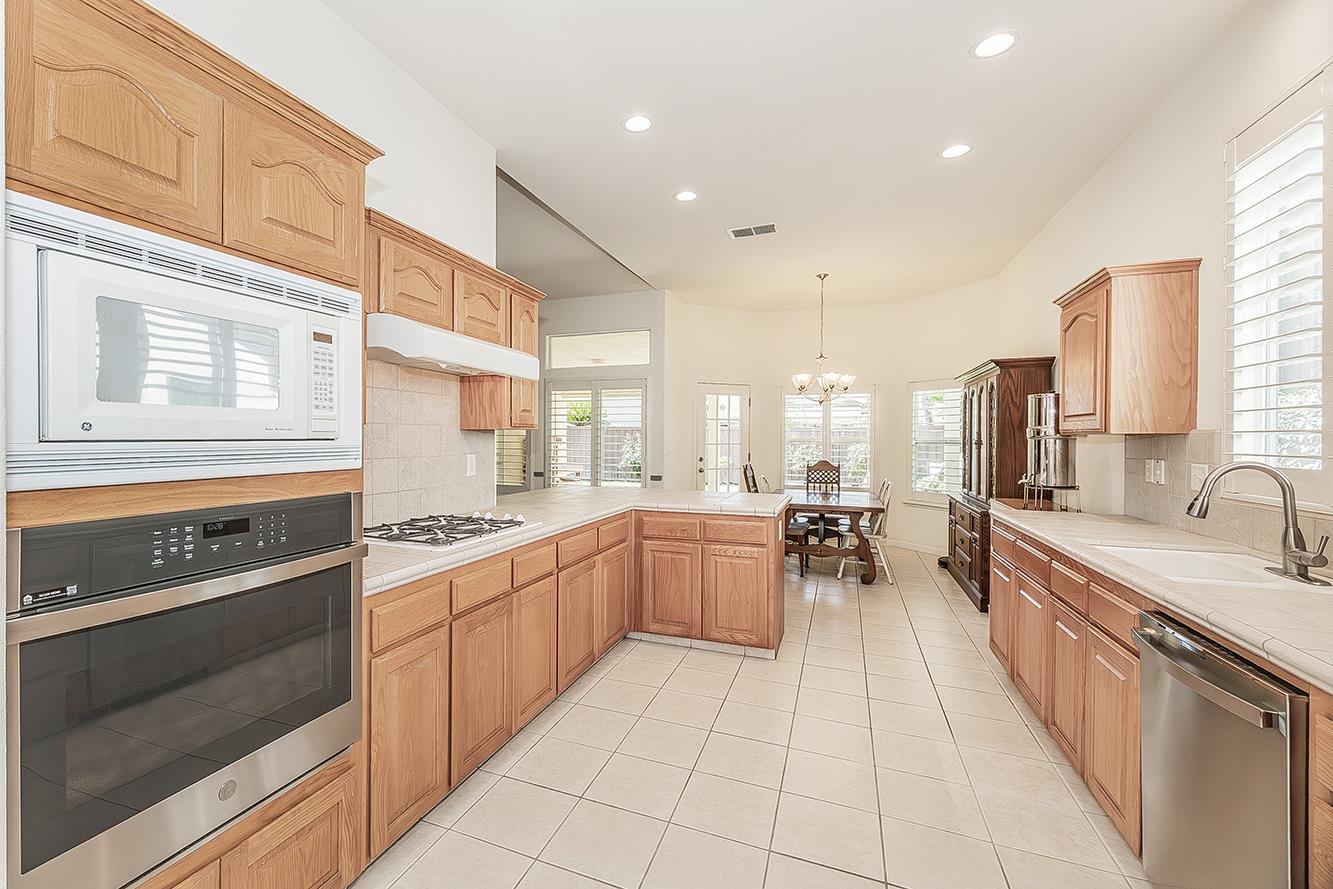 594 Loyola Ave, Clovis, CA 93619