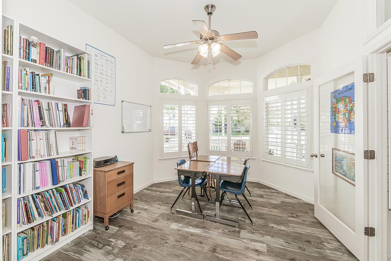 594 Loyola Ave, Clovis, CA 93619