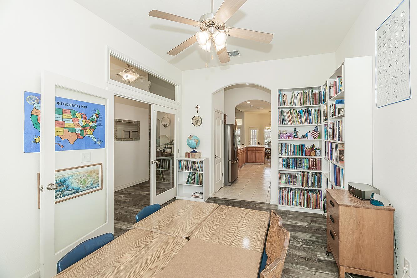 594 Loyola Ave, Clovis, CA 93619