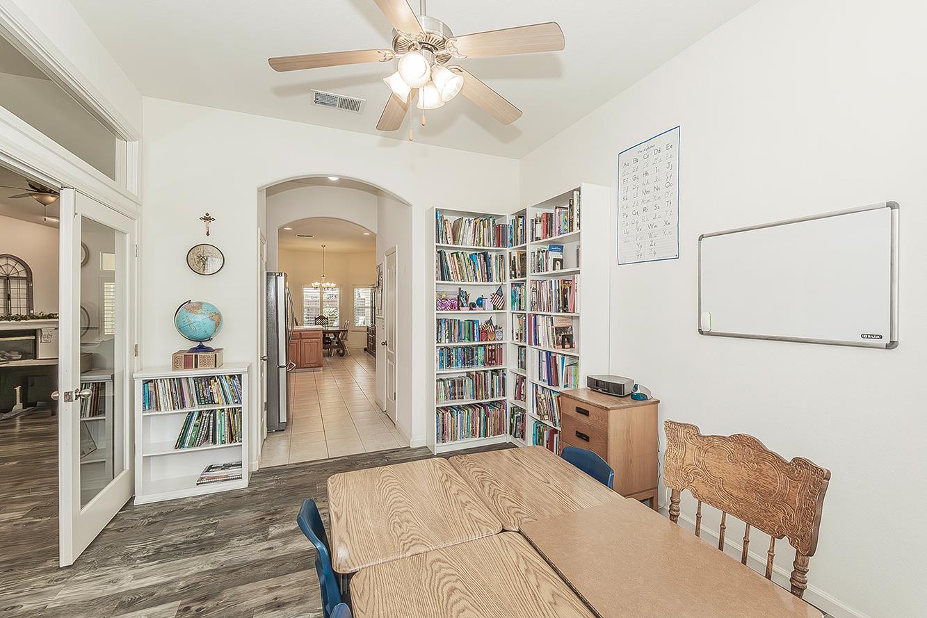 594 Loyola Ave, Clovis, CA 93619