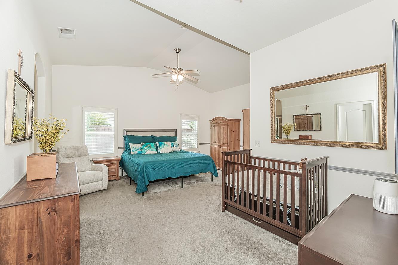 594 Loyola Ave, Clovis, CA 93619
