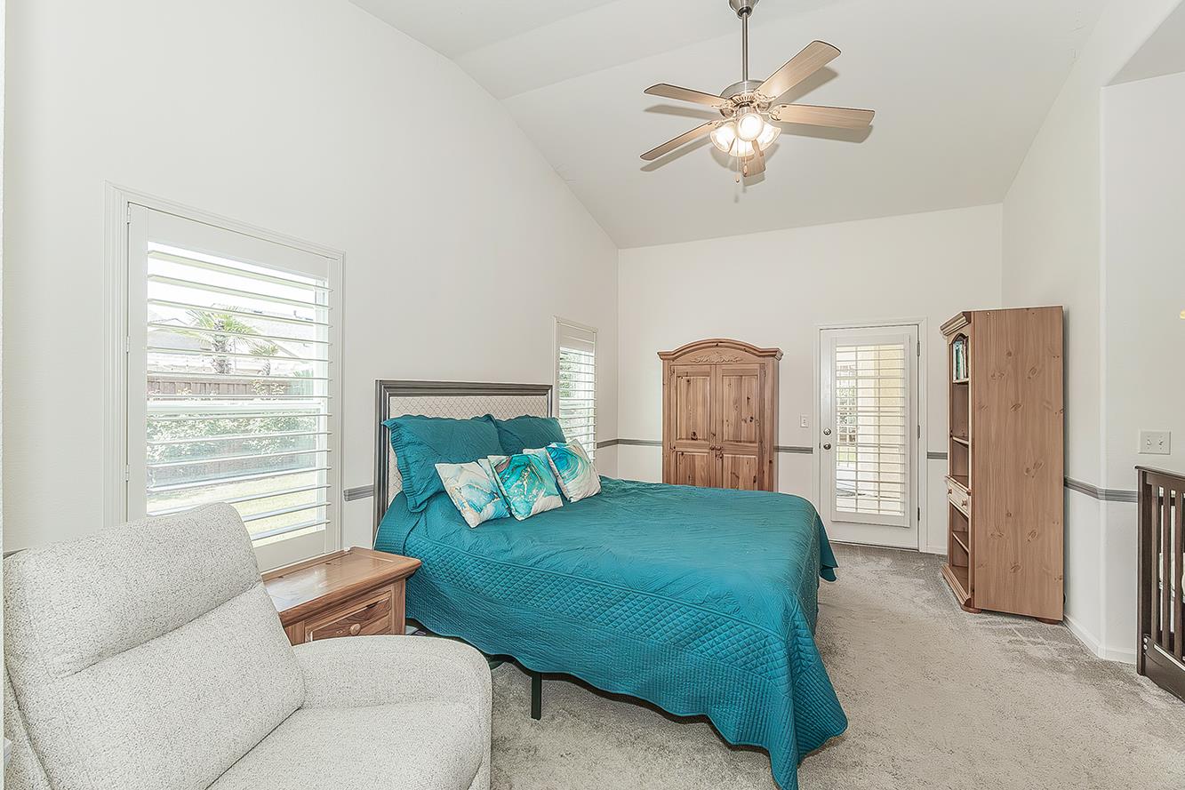 594 Loyola Ave, Clovis, CA 93619