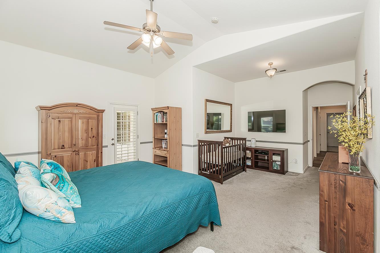 594 Loyola Ave, Clovis, CA 93619