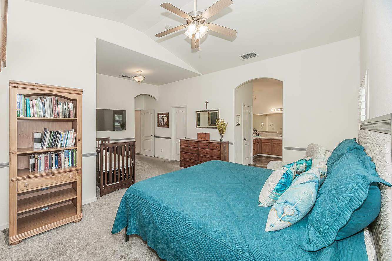 594 Loyola Ave, Clovis, CA 93619