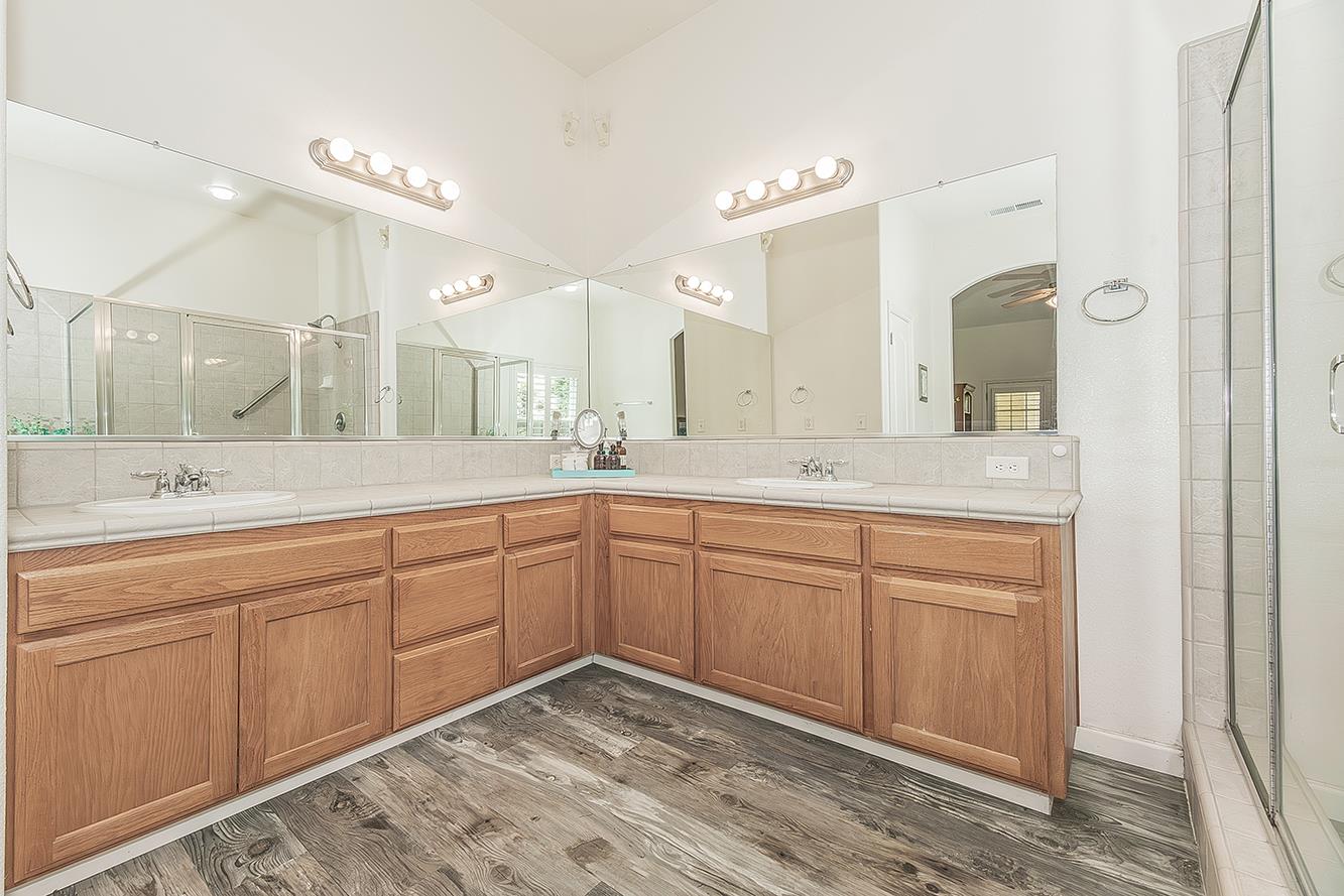 594 Loyola Ave, Clovis, CA 93619