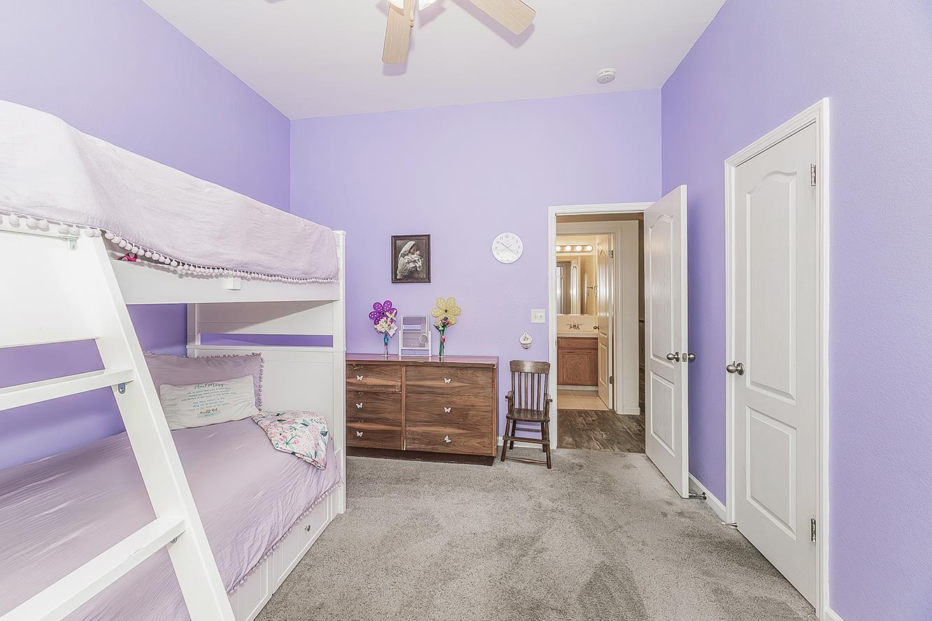 594 Loyola Ave, Clovis, CA 93619