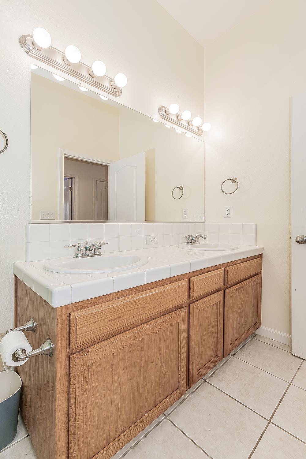 594 Loyola Ave, Clovis, CA 93619