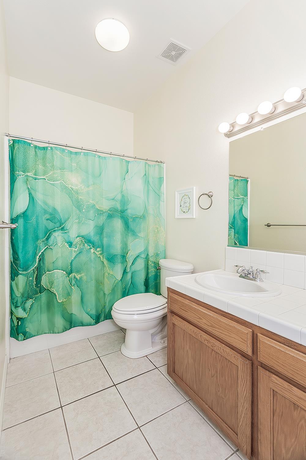 594 Loyola Ave, Clovis, CA 93619