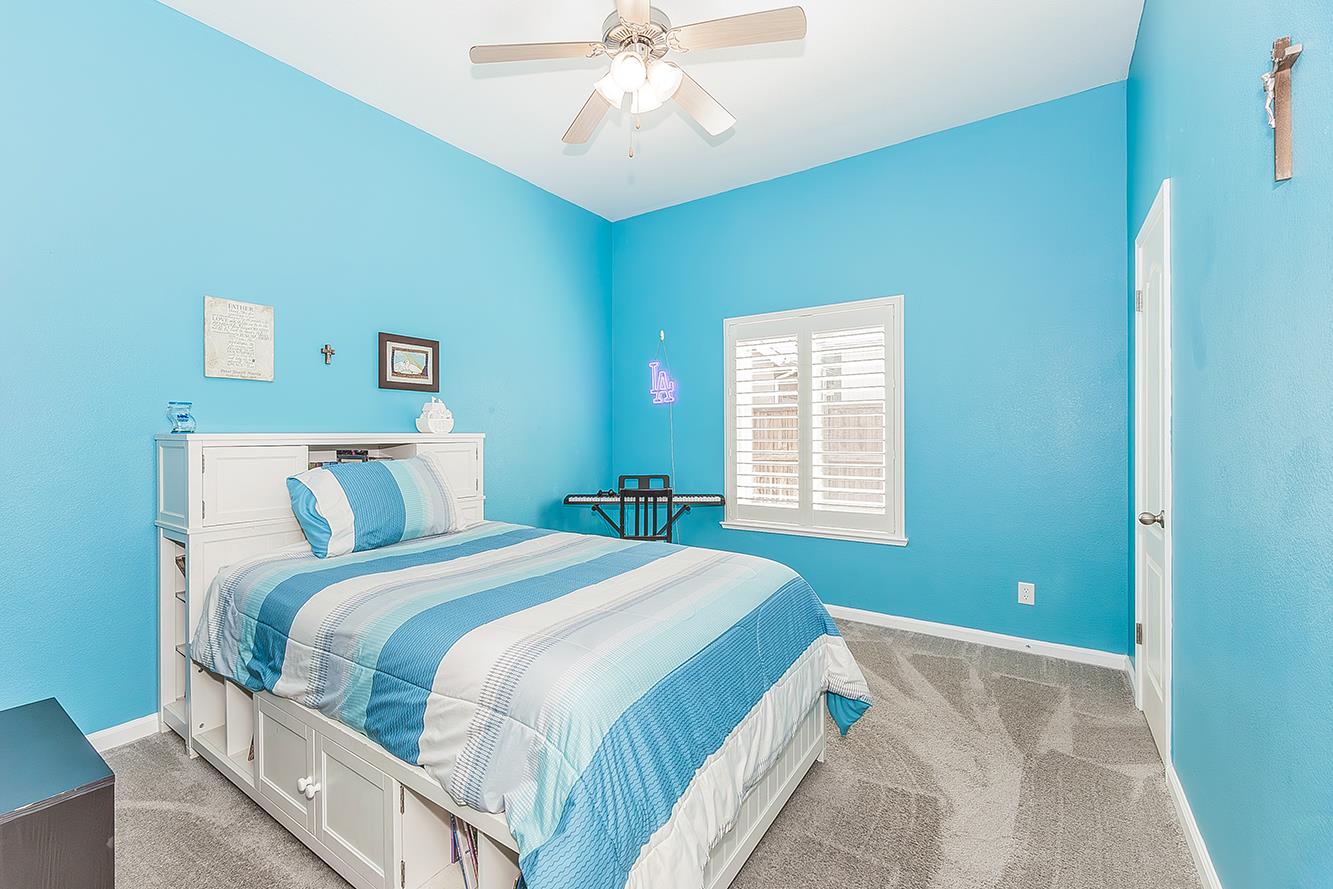 594 Loyola Ave, Clovis, CA 93619