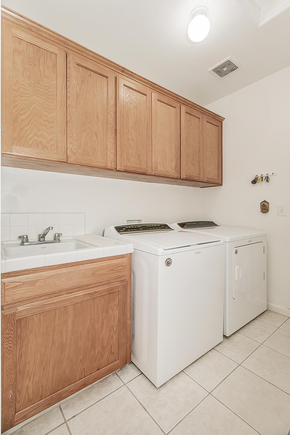 594 Loyola Ave, Clovis, CA 93619