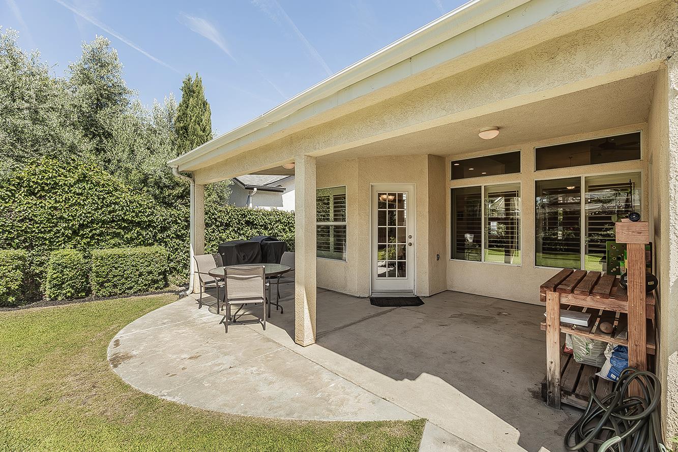 594 Loyola Ave, Clovis, CA 93619