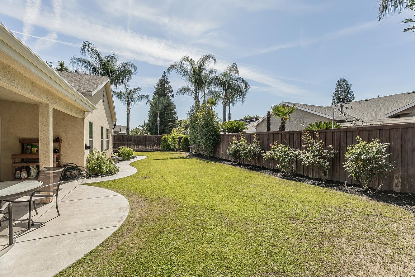 594 Loyola Ave, Clovis, CA 93619
