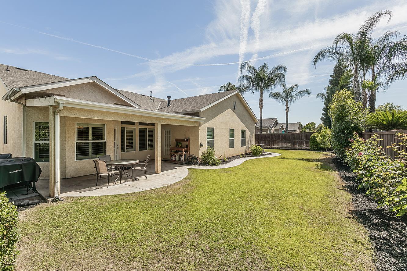 594 Loyola Ave, Clovis, CA 93619