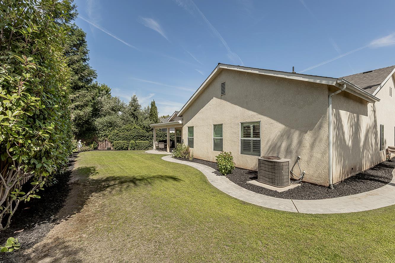 594 Loyola Ave, Clovis, CA 93619