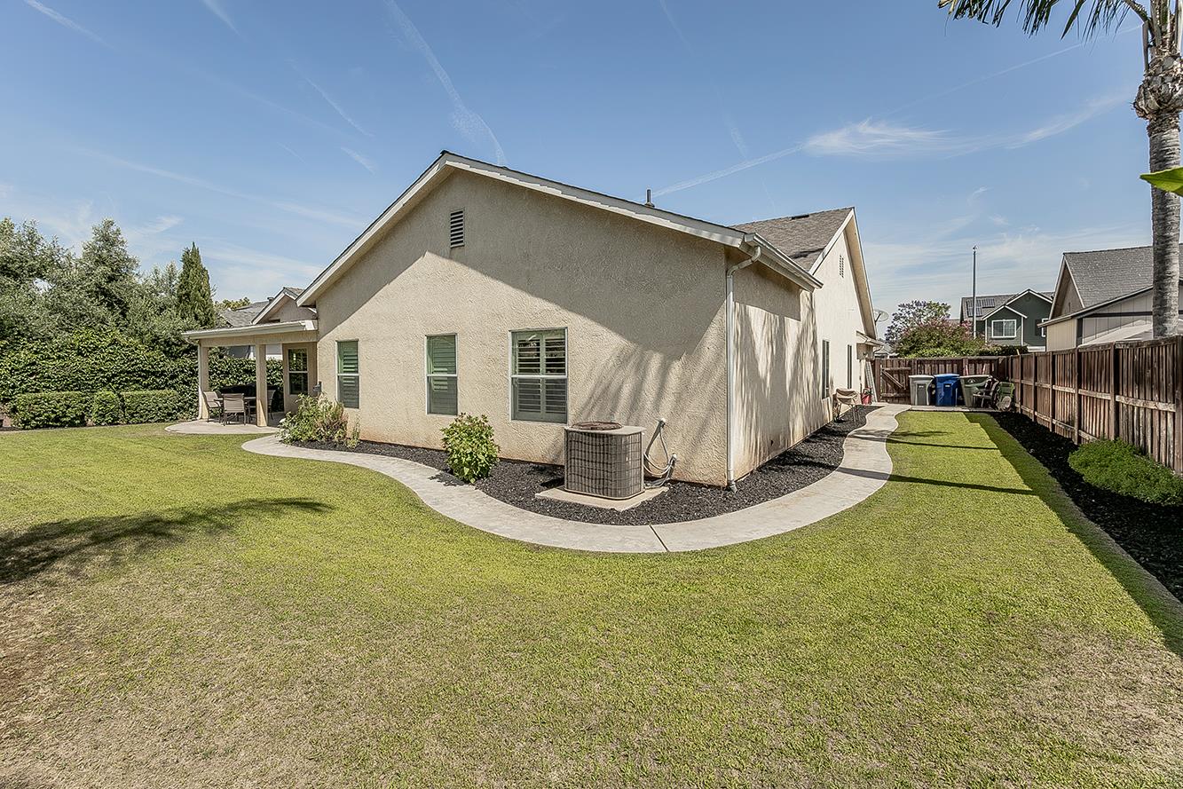 594 Loyola Ave, Clovis, CA 93619
