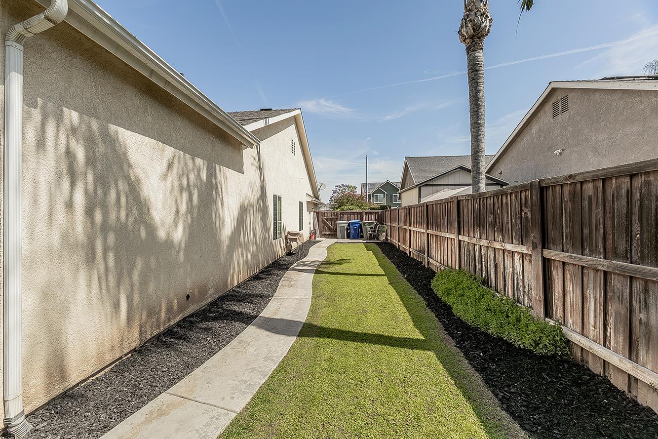 594 Loyola Ave, Clovis, CA 93619