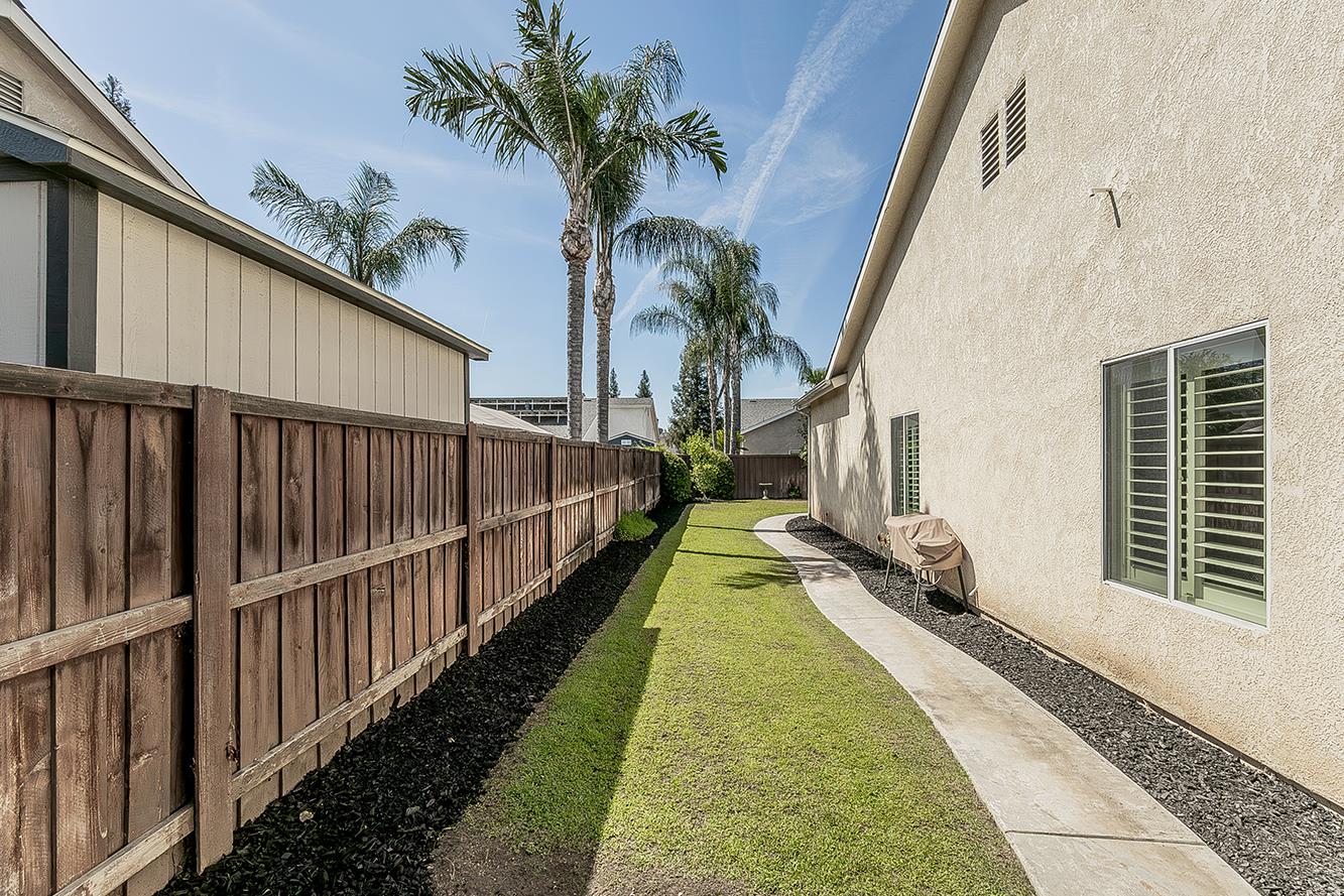 594 Loyola Ave, Clovis, CA 93619