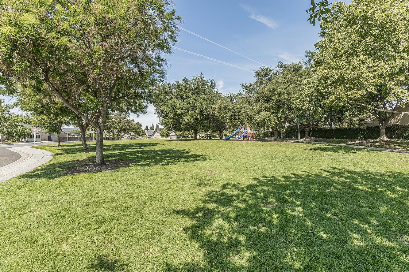 594 Loyola Ave, Clovis, CA 93619