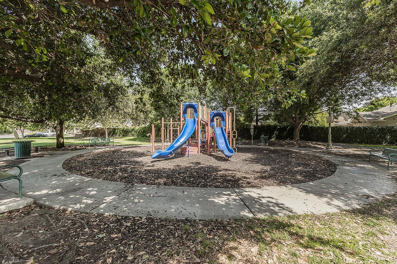 594 Loyola Ave, Clovis, CA 93619