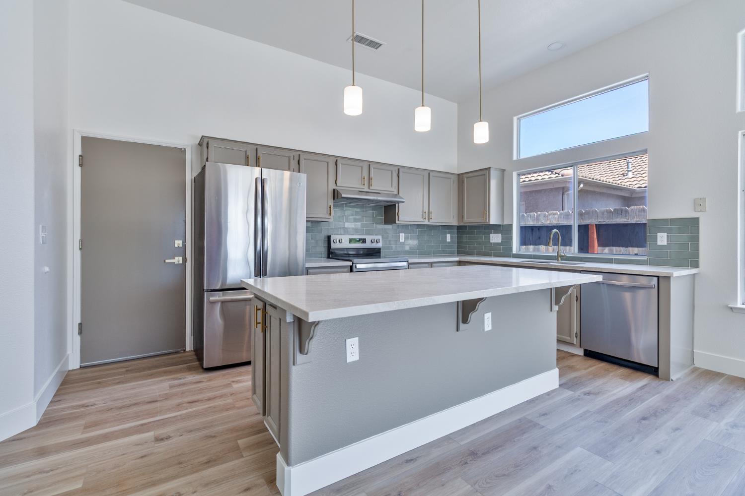 7416 N Carnegie Ave, Fresno, CA 93722