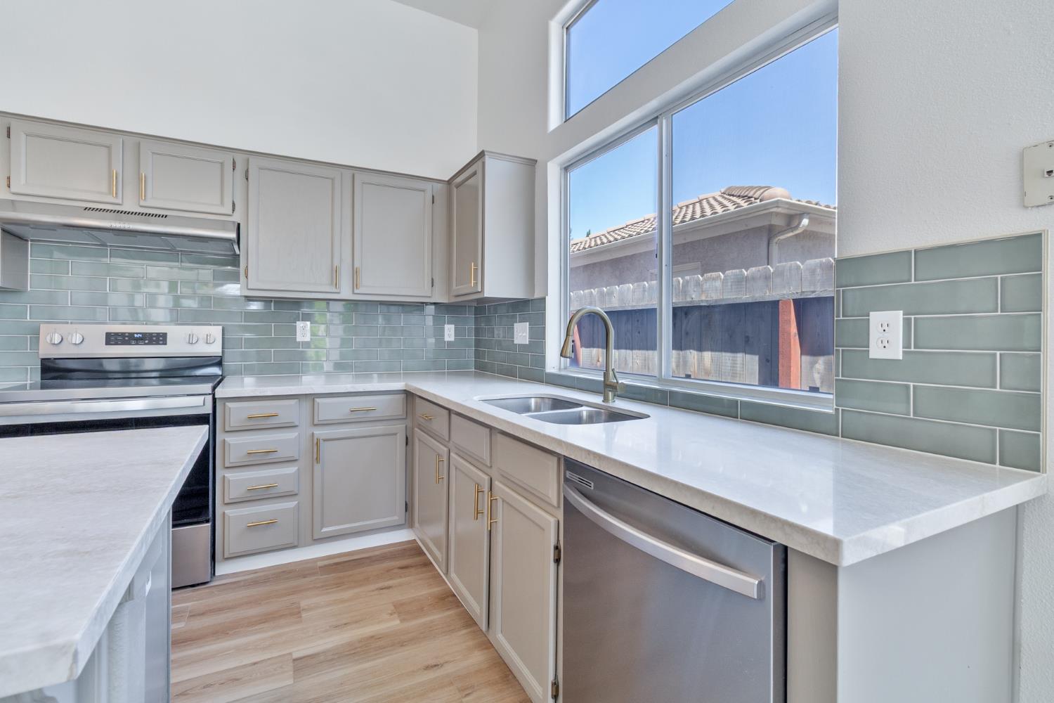 7416 N Carnegie Ave, Fresno, CA 93722