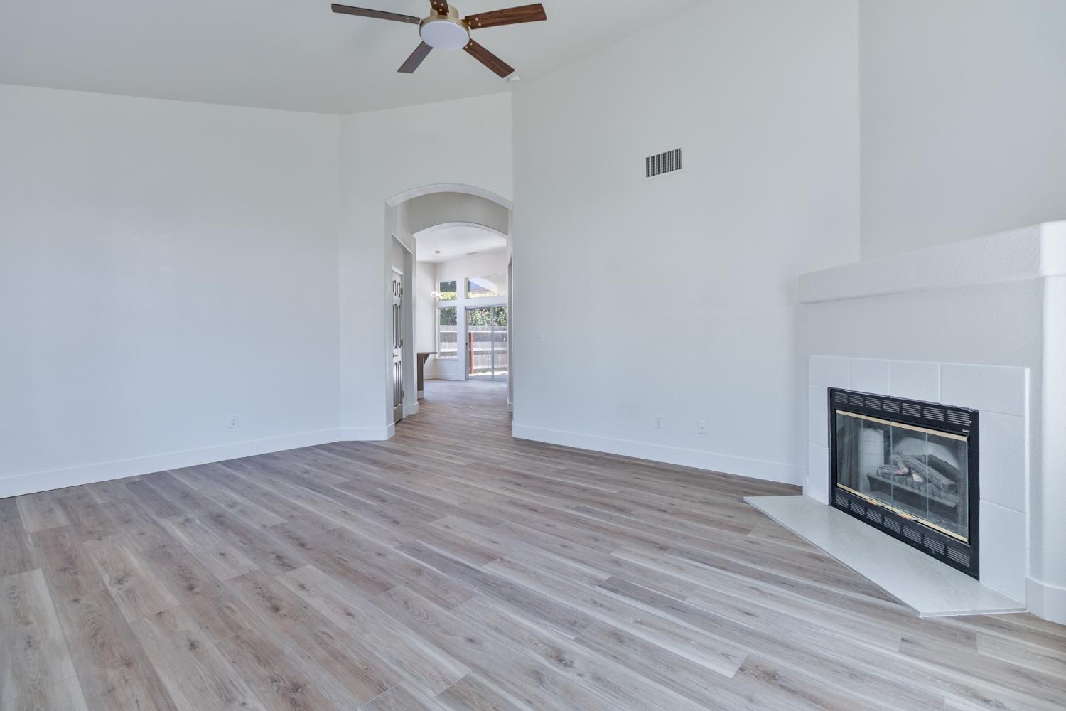 7416 N Carnegie Ave, Fresno, CA 93722