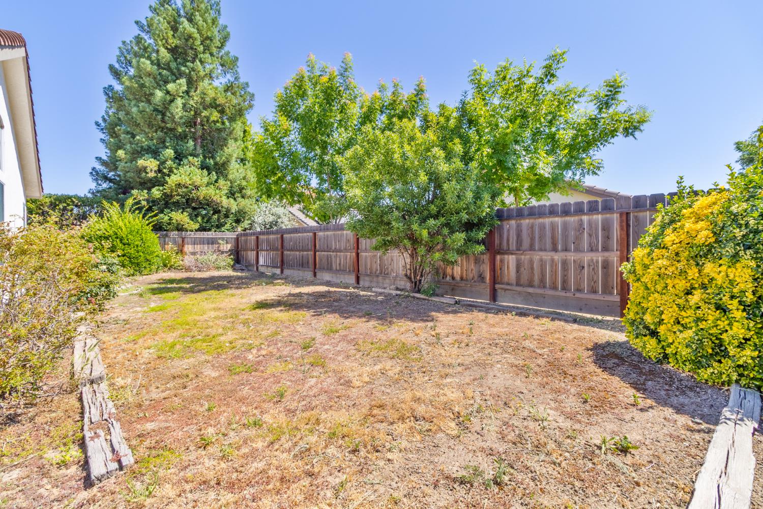 7416 N Carnegie Ave, Fresno, CA 93722