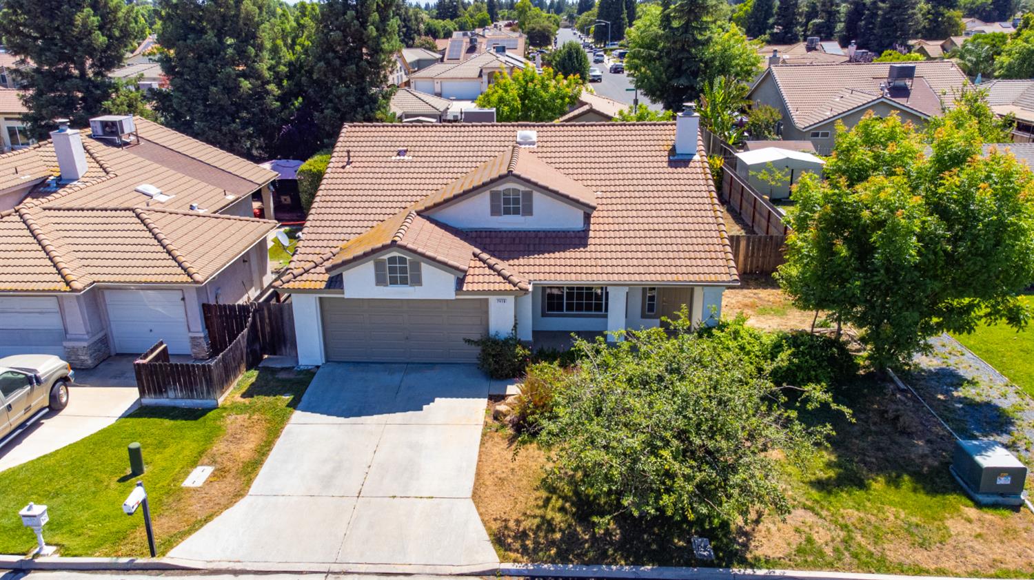 7416 N Carnegie Ave, Fresno, CA 93722