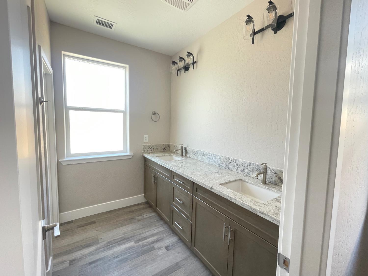 16218 West Monterey Ave, Kerman, CA 93630