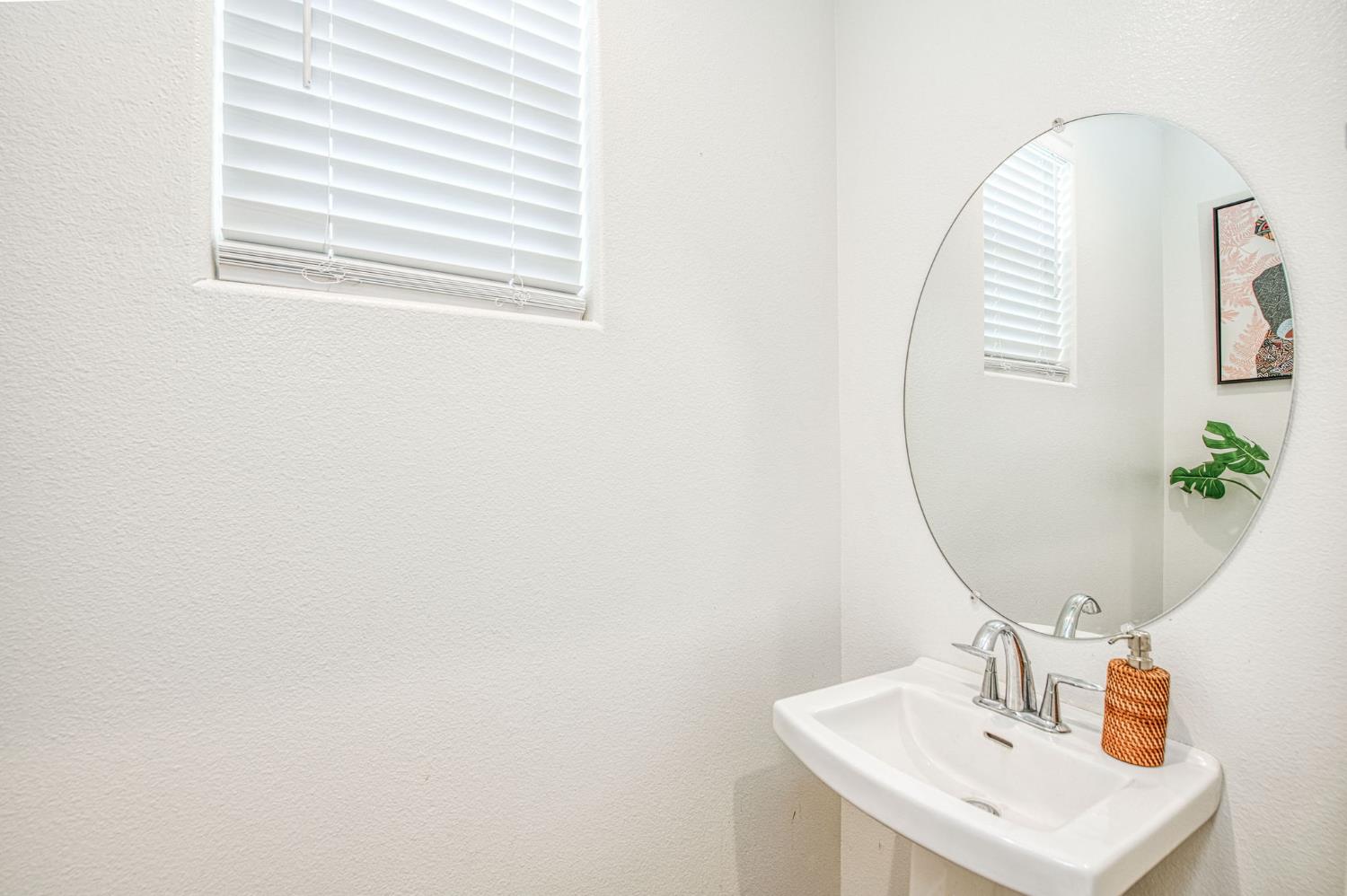 6336 N Santa Lucia Way, Fresno, CA 93722