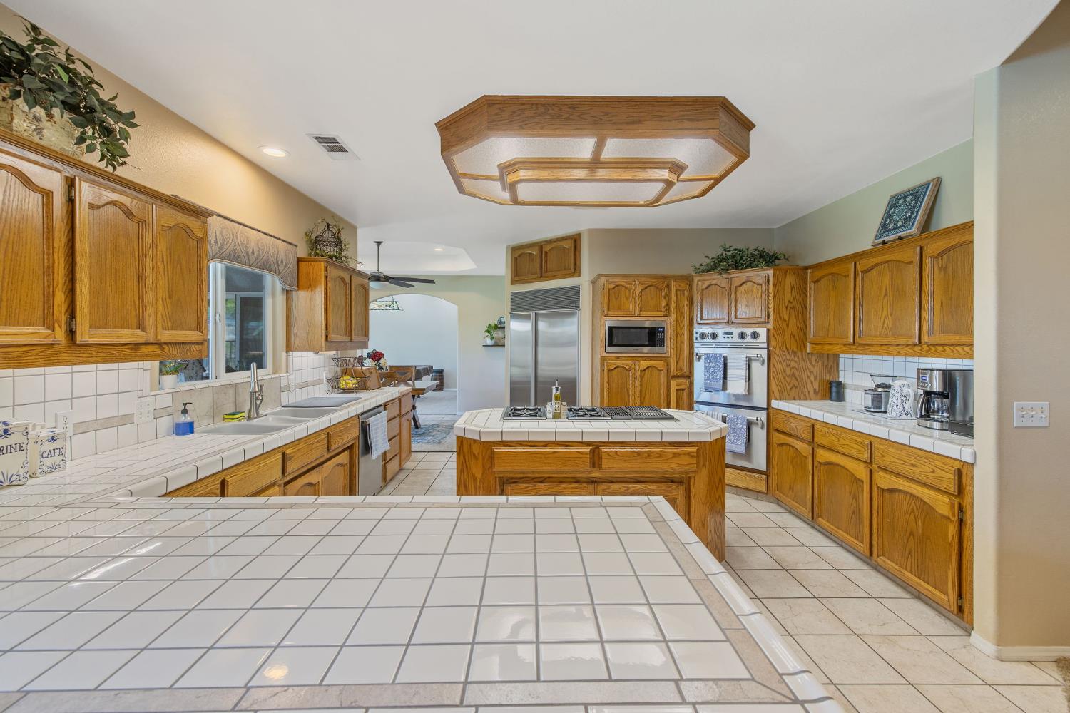 2833 E Laura Ct, Visalia, CA 93292